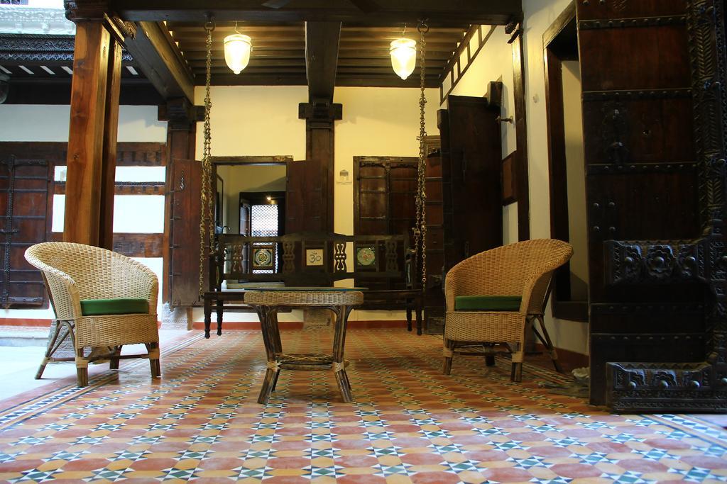 Deewanji Ni Haveli Bed and Breakfast Ahmedabad Buitenkant foto
